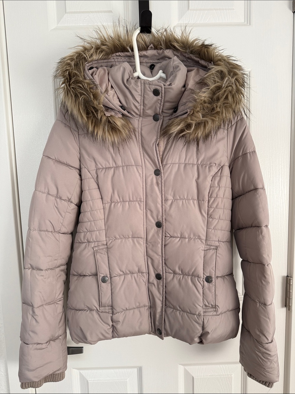 Abercrombie Women’s Light Mauve Hooded Puffer Jacket with Faux Fur Trim